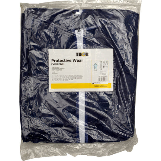 Ein marineblauer Einwegoverall mit weißem Reißverschluss, beschriftet mit "Thor Einwegoverall, Blau" von Abena Re-Seller GmbH. Die Verpackung ist ein durchsichtiger Plastikbeutel mit einem weiß-gelben Etikett.