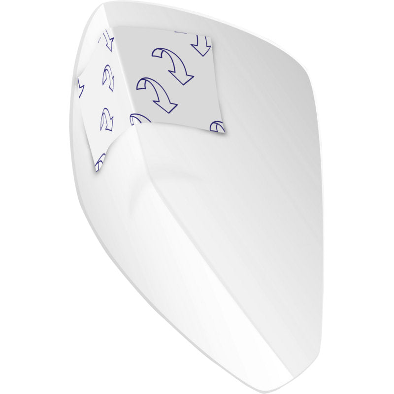 Auf einer glatten, gewölbten, weißen Fläche ist eine klare Klebefolie abgebildet, die in einem quadratischen Ausschnitt mit blauen Pfeilen den diskreten Schutz von ABENA Man Zero, Premium | Packung (24 Paare) der Abena Re-Seller GmbH verdeutlicht.