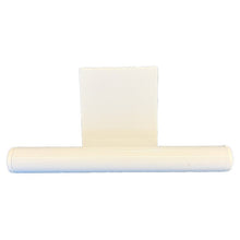 Białe cylindryczne zawieszenie dla pojemnika na odpady Sækko Boy firmy Abena Re-Seller GmbH, z płaskim, prostokątnym tyłem, stoi na białym tle i służy jako przyjazne dla środowiska mocowanie (karton, 100 opakowań).