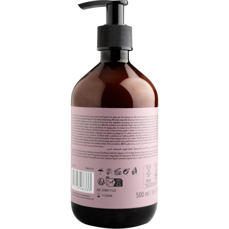 Brązowa plastikowa butelka z pompką ENA Living Body Lotion (500 ml) od Abena Re-Seller GmbH, przedstawiona od tyłu z różową etykietą z tekstem, symbolami recyklingu, kodem kreskowym i objętością. Zaprojektowana do codziennej pielęgnacji ciała.