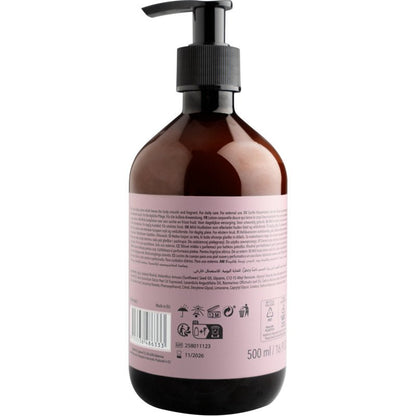 Brązowa plastikowa butelka z pompką ENA Living Body Lotion (500 ml) od Abena Re-Seller GmbH, przedstawiona od tyłu z różową etykietą z tekstem, symbolami recyklingu, kodem kreskowym i objętością. Zaprojektowana do codziennej pielęgnacji ciała.
