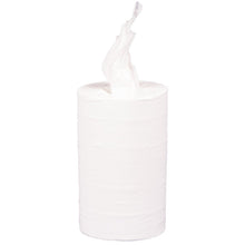 Eine einzelne weiße Abena Re-Seller GmbH Handtuchrolle Mini, 2-lagig (20,3 cm x 72 m), steht aufrecht mit einem aus der Mitte gezogenen Blatt vor einem unifarbenen Hintergrund, der ihre hohe Saugfähigkeit hervorhebt.