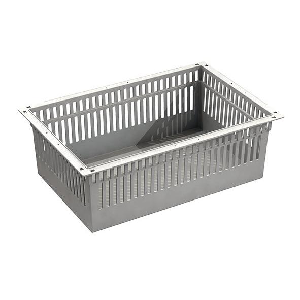 Das Novocal ABS Modul, grau, teilbar mit Auszugsstopps, ist ein rechteckiger Kunststoffkorb mit verstärktem Rand, senkrechten Schlitzen und flachem Boden - Teil des Novocal Aufbewahrungssystems.