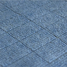 Zbliżenie na ściereczkę podłogową Arcora Floor-Clean z mikrofibry od Arcora International GmbH: powierzchnia materiału z siatką z małych, wypukłych niebieskoszarych kwadratów, idealna do czyszczenia podłóg. Opakowanie zawiera 10 sztuk.