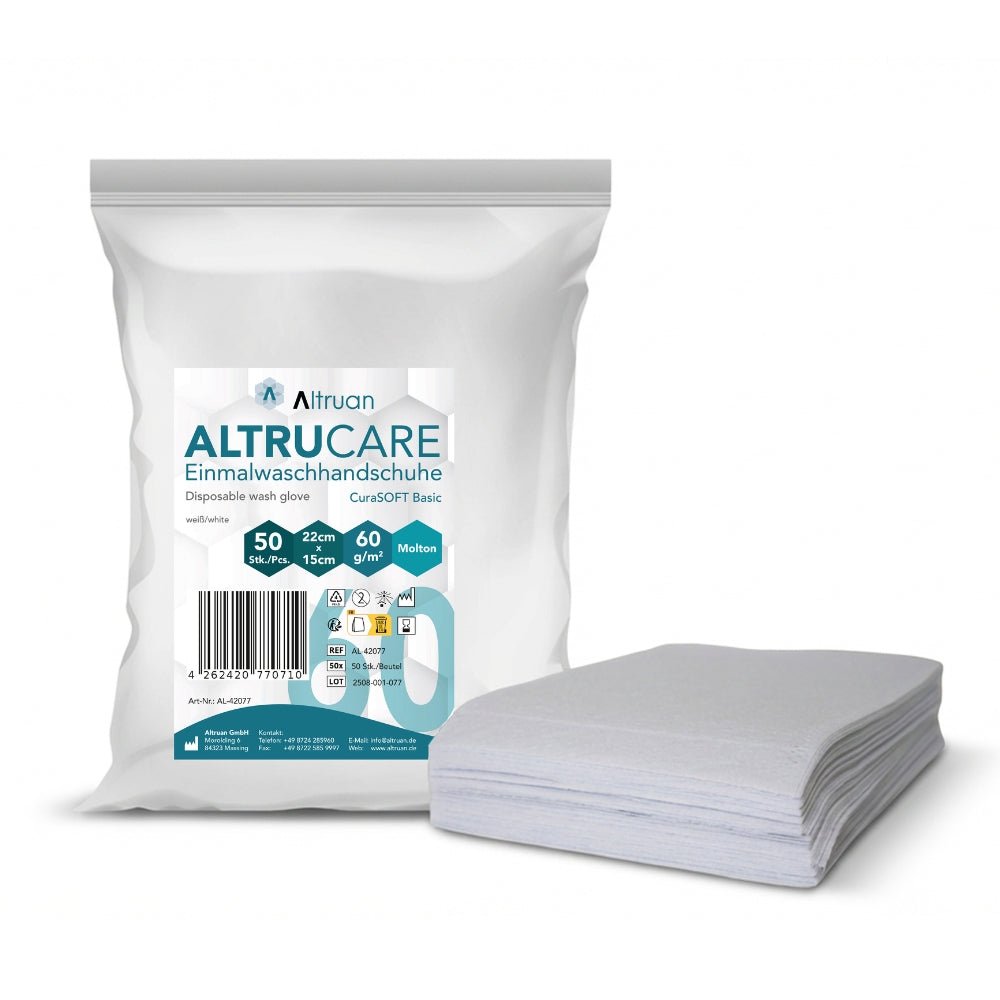 Opakowanie Altruan Altrucare jednorazowych rękawiczek myjących CuraSOFT Basic (60g) z 50 rękawiczkami jest pokazane obok stosu nieposkładanych rękawiczek. Opakowanie pokazuje, że każda rękawiczka ma wymiary 22 cm x 15 cm.