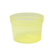 Der AMPri PP Medizinbecher 30 ml ist ein durchscheinender gelber Kunststoffmessbecher aus Polypropylen mit Volumenmarkierungen an der Seite. Dieser zylindrisch geformte Becher hat von oben bis unten einen gleichbleibenden Durchmesser und steht auf einem schlichten weißen Hintergrund. Das Produkt ist in verschiedenen Farben erhältlich und umfasst 2000 Stück pro Packung. Hergestellt wird es von der AMPri Handelsgesellschaft mbH.