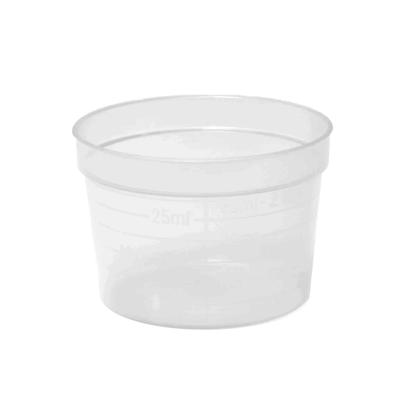 Kubek medyczny AMPri PP firmy AMPri Handelsgesellschaft mbH to cylindryczny kubek wykonany z trwałego polipropylenu. Ten przezroczysty kubek pomiarowy z tworzywa sztucznego posiada precyzyjne linie gradacyjne do 30 ml i jest dostępny w różnych kolorach. Tło jest proste, białe.