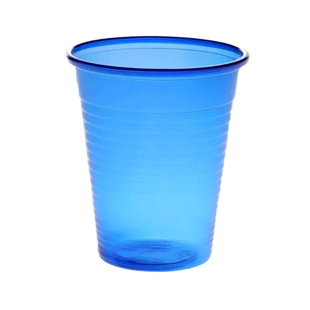 Kubek do płukania ust AMPri Dental PP firmy AMPri Handelsgesellschaft mbH ma jaskrawoniebieski odcień, który jest typowy dla jednorazowych kubków do płukania ust używanych w gabinetach stomatologicznych. Ten 180-ml kubek z przezroczystego polipropylenu ma smukły, cylindryczny kształt z delikatnie rozkloszowanym brzegiem i poziomymi rowkami, które prezentowane są na prostym białym tle.