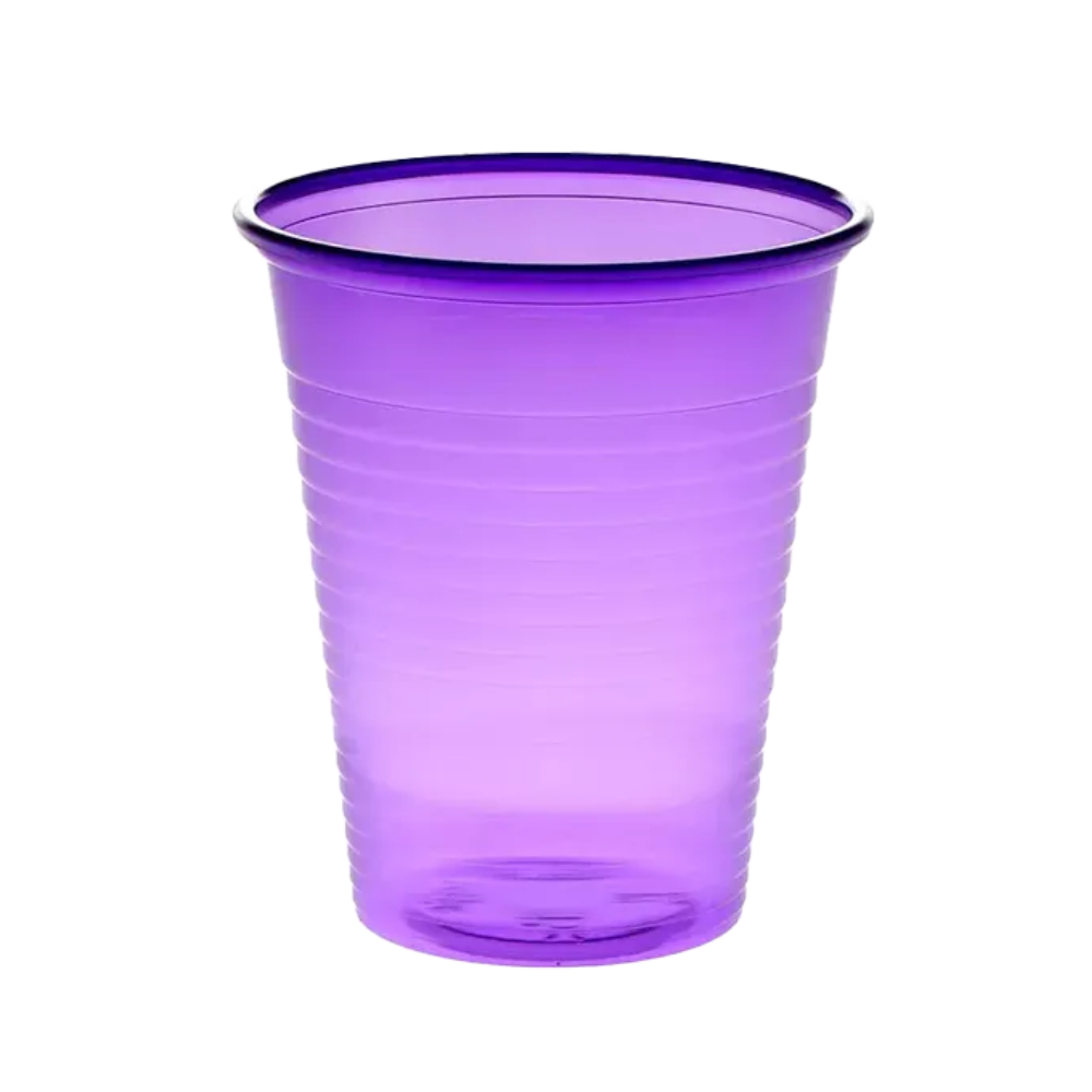 Na prostym białym tle widoczny jest AMPri Dental PP kubek do płukania ust, przezroczysty fioletowy kubek plastikowy z polipropylenu. Kubek ten jest często używany jako jednorazowy kubek do płukania ust w gabinetach stomatologicznych i ma szeroki brzeg oraz pionowe rowki wzdłuż swojego korpusu.