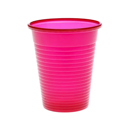 Jasnoróżowy kubek AMPri Dental PP do płukania ust z polipropylenu z poziomymi rowkami prezentowany jest na prostym białym tle.