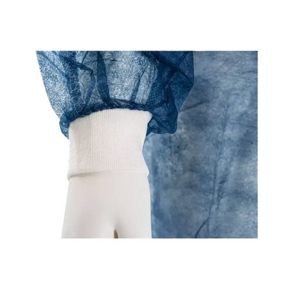 Nahaufnahme der Hand einer Schaufensterpuppe, die ein blaues, halbtransparentes Kleidungsstück mit einem weißen elastischen Bündchen trägt. Dieses AMPri MED-COMFORT PP Einweg-Besucherkittel zum Binden mit Trikotbündchen, hergestellt von AMPri Handelsgesellschaft mbH, ist aus geknittertem Polypropylen-Material gefertigt und bietet eine bequeme Passform um das Handgelenk.