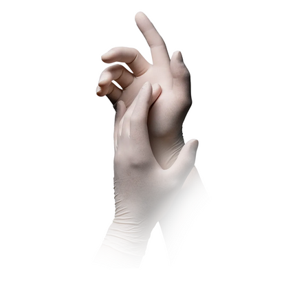 Na zdjęciu para rąk noszących AMPri MED-COMFORT Polymer Plus rękawiczki lateksowe bez pudru, białe | Pudełko (100 sztuk). Jedna ręka zakłada rękawiczkę, podczas gdy druga jest częściowo zakryta, co podkreśla proces zakładania rękawiczek bez pudru. Tło jest białe i minimalistyczne, podkreślając ochronę chemiczną oferowaną przez AMPri Handelsgesellschaft mbH.