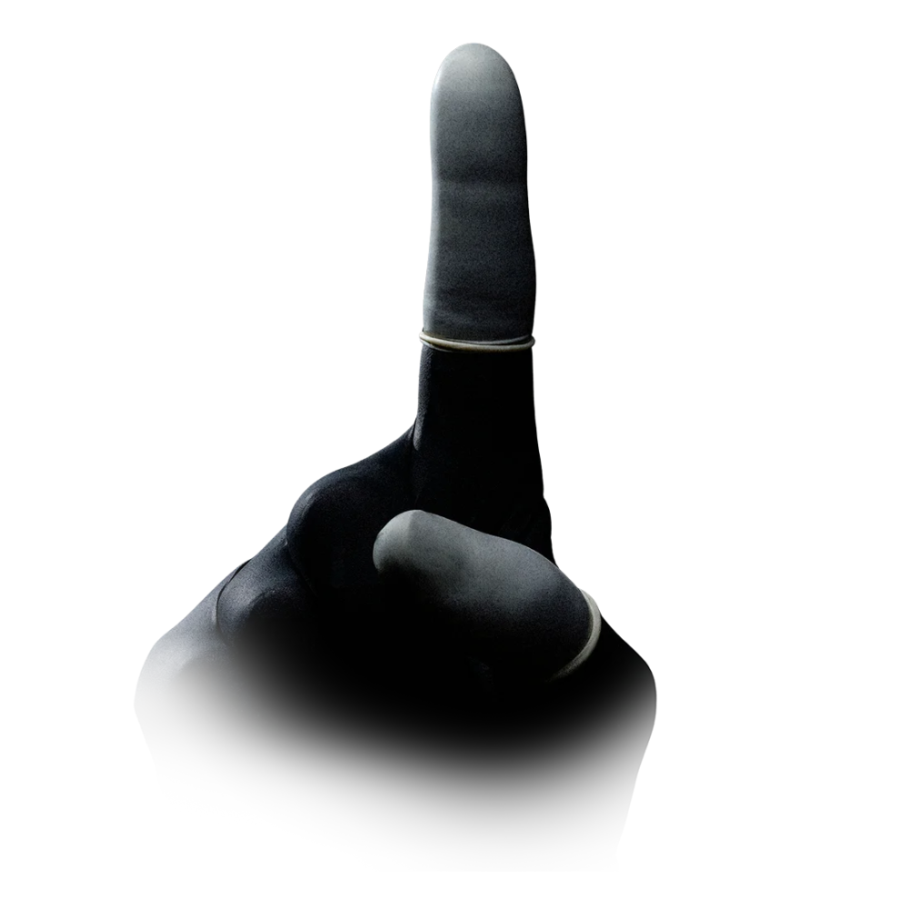 Czarno-białe zdjęcie ręki, która z wyciągniętym palcem wskazującym wykonuje gest wskazujący do góry. Ręka wydaje się nosić cienki, jasny pierścień na palcu środkowym, co wskazuje na lateksowe naparstki AMPri MED-COMFORT, dostępne w różnych rozmiarach. Tło jest białe, a dolna część obrazu przechodzi w biel, tworząc efekt gradientu. Produkt jest od AMPri Handelsgesellschaft mbH i jest dostarczany w opakowaniu po 100 sztuk.