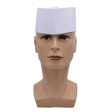 Głowa manekina jest ozdobiona czapką AMPri z koroną z włókniny, białą jednorazową czapką papierową, która jest typowo używana w przemyśle spożywczym i pochodzi od AMPri Handelsgesellschaft mbH. Jest regulowana i dostępna w różnych kolorach, wszystkie na nieskazitelnie białym tle.