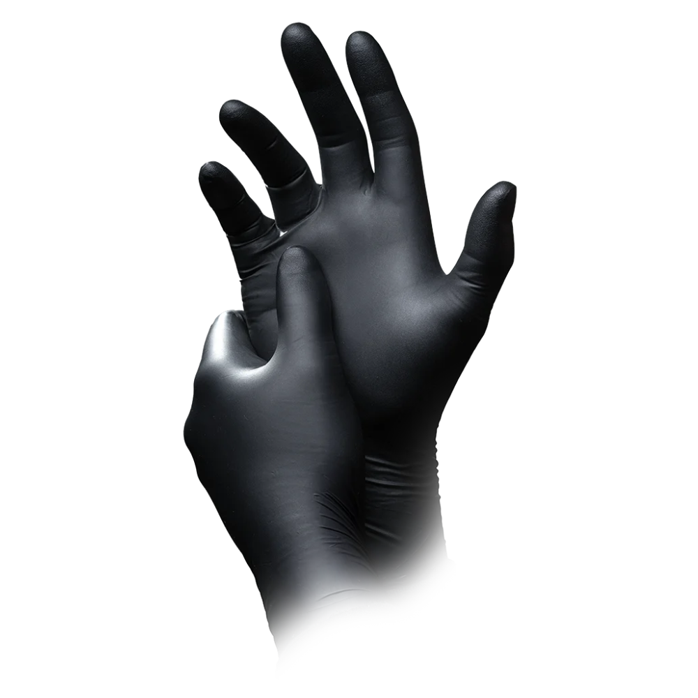 Para rąk w czarnych rękawicach lateksowych, gdzie jedna ręka zakłada rękawicę na drugą, izolowana na białym tle, podkreśla antystatyczne rękawice ochronne z nitrylu AMPri SolidSafety Chem Ex firmy AMPri Handelsgesellschaft mbH, idealne do precyzyjnego użytkowania.