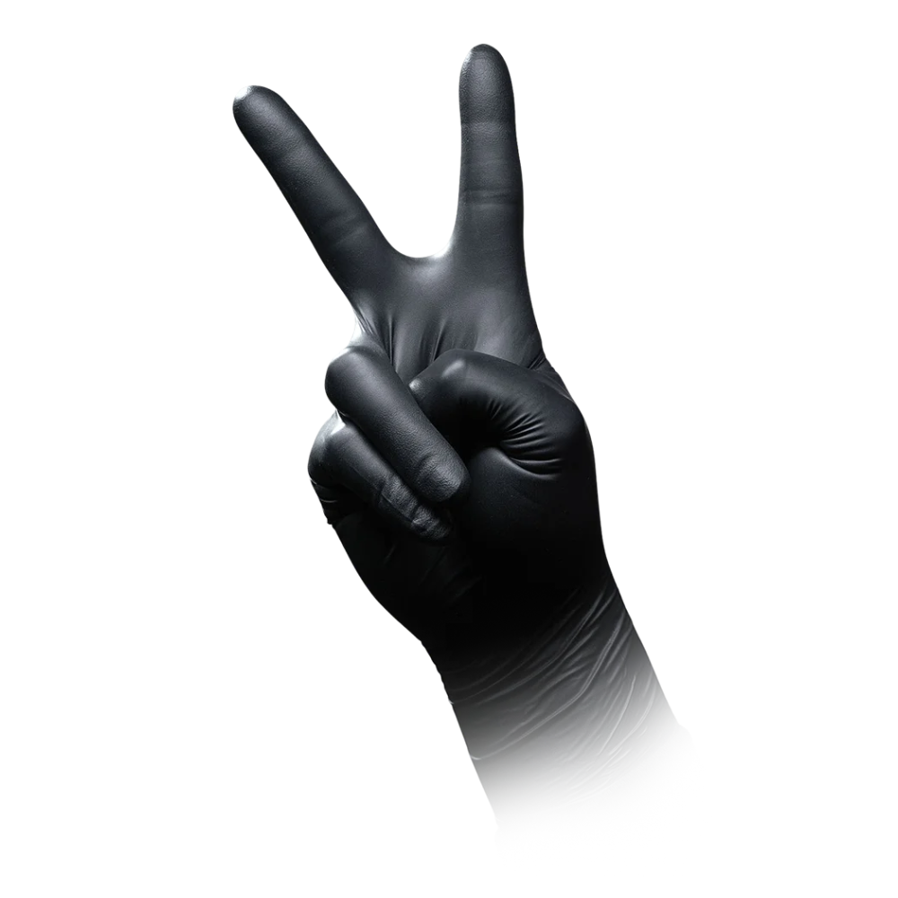 Ręka, która nosi antystatyczną rękawicę ochronną z nitrylu AMPri SolidSafety Chem Ex, wykonuje znak pokoju na białym tle.