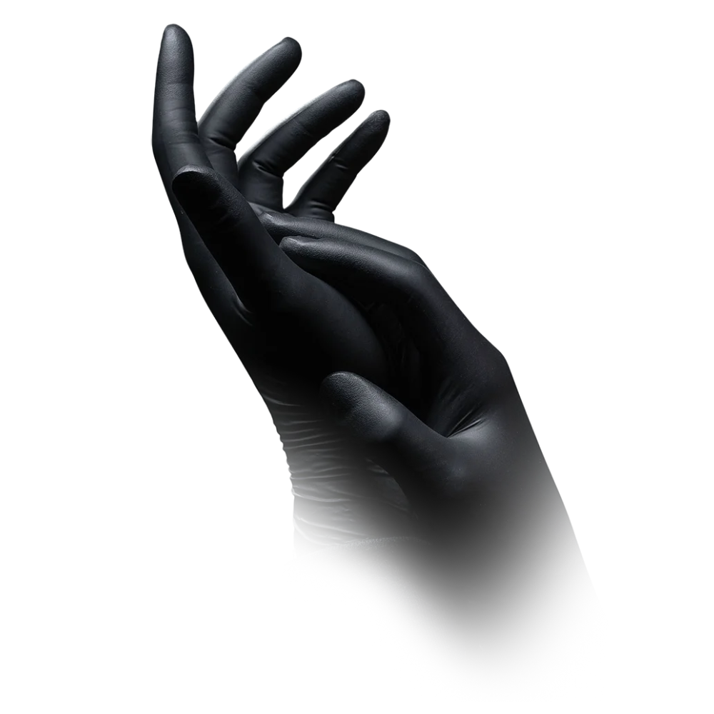 Na białym tle widać dwie ręce w czarnych rękawicach, które wydają się być antystatycznymi rękawicami ochronnymi z nitrylu AMPri SolidSafety Chem Ex firmy AMPri Handelsgesellschaft mbH. Jedna ręka jest lekko zakrzywiona, podczas gdy druga delikatnie ją dotyka. Tło zanika ku dołowi, tworząc miękki, mglisty efekt, który wspiera precyzyjne użytkowanie.