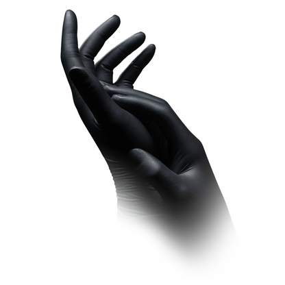 Na białym tle widać dwie ręce w czarnych rękawicach, które wydają się być antystatycznymi rękawicami ochronnymi z nitrylu AMPri SolidSafety Chem Ex firmy AMPri Handelsgesellschaft mbH. Jedna ręka jest lekko zakrzywiona, podczas gdy druga delikatnie ją dotyka. Tło zanika ku dołowi, tworząc miękki, mglisty efekt, który wspiera precyzyjne użytkowanie.