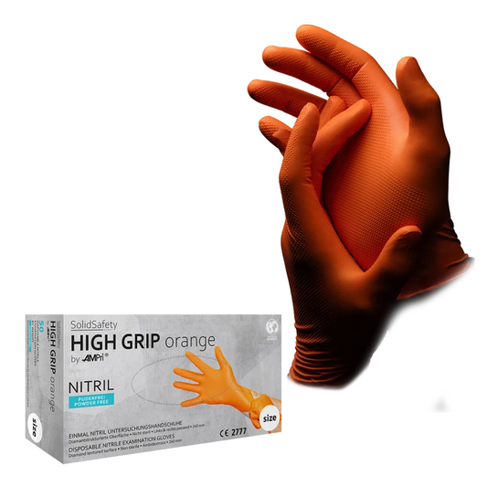 Ein Paar orangefarbene Nitrilhandschuhe zum Schutz gegen Chemikalien, dargestellt mit einer Hand am Handgelenk der anderen, ist unter einer Schachtel mit der Aufschrift „AMPri SolidSafety High Grip Orange“ von AMPri Handelsgesellschaft mbH zu sehen. Diese unsterilen Einmalhandschuhe sind speziell für einen hohen Griff konzipiert und vielseitig einsetzbar, einschließlich der Verwendung als Handschuhe in der Lebensmittelindustrie.