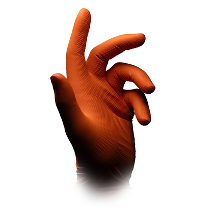 Ręka w pomarańczowej rękawicy nitrylowej, podobnej do AMPri SolidSafety High Grip Orange Nitril rękawic ochronnych przed chemikaliami od AMPri Handelsgesellschaft mbH, jest widoczna na białym tle. Palce są lekko zgięte, jakby gestykulowały lub trzymały coś, a teksturowana powierzchnia rękawicy wskazuje na jej przydatność do użytku w przemyśle spożywczym.