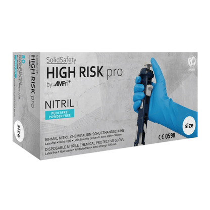 Pudełko rękawic ochronnych AMPri SolidSafety High Risk Pro Nitril Typ A od AMPri Handelsgesellschaft mbH pokazuje na opakowaniu rękę w niebieskiej rękawicy trzymającą probówkę. Te rękawice są bezpudrowe i bez lateksu oraz certyfikowane CE 0598 dla optymalnej ochrony przed chemikaliami.