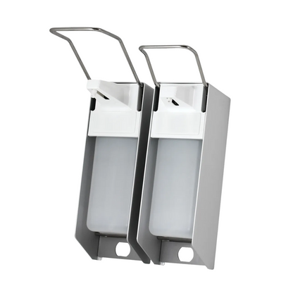 Wystawione są dwa dozowniki ścienne AMPri na 500 ml środka dezynfekującego i mydła, z obudową ze stali nierdzewnej i białym plastikowym dozownikiem. Każdy wyposażony jest w długą dźwignię do higienicznego pobierania. Są umieszczone obok siebie na prostym białym tle.