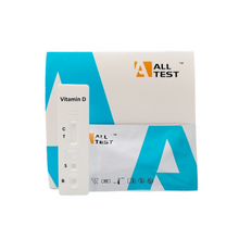 Na zdjęciu zestaw testowy AllTest Vitamin-D Test Kit Rapid Schnelltest | 1 sztuka od Alltest. Zestaw zawiera pasek testowy i opakowanie. Pasek testowy ma oznaczone sekcje dla C, T, S i B, a opakowanie nosi logo Alltest w kolorach niebieskim i białym.