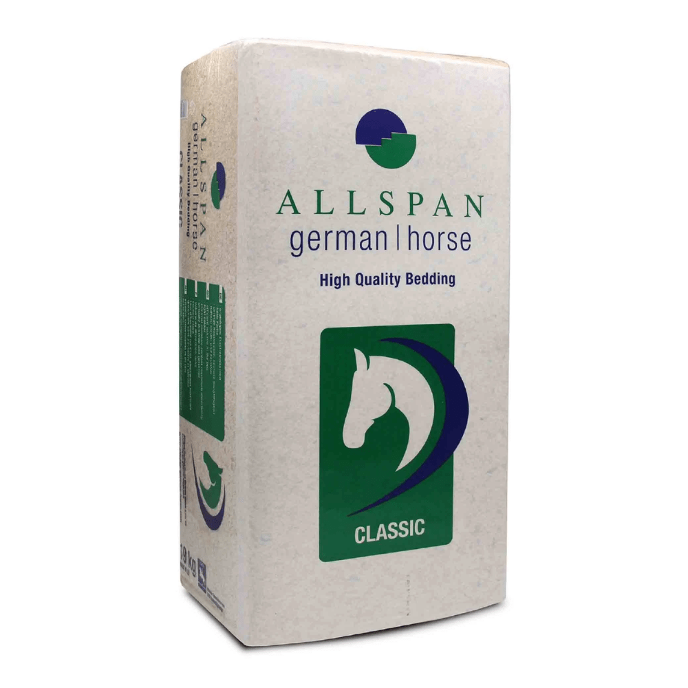Pakiet ściółki z wiórów drzewnych Allspan German Horse Classic ma zielono-niebieskie logo z głową konia z napisem „CLASSIC” na zielonym tle. To przeważnie białe, prostokątne opakowanie z zielonymi i niebieskimi akcentami oferuje ściółkę o niskiej zawartości pyłu dla najwyższego komfortu.