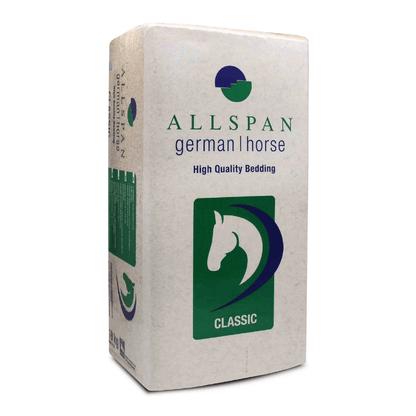 Pakiet ściółki z wiórów drzewnych Allspan German Horse Classic ma zielono-niebieskie logo z głową konia z napisem „CLASSIC” na zielonym tle. To przeważnie białe, prostokątne opakowanie z zielonymi i niebieskimi akcentami oferuje ściółkę o niskiej zawartości pyłu dla najwyższego komfortu.