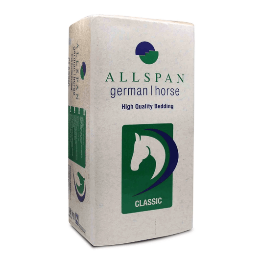 Opakowanie ściółki z wiórów drzewnych Allspan German Horse Classic opatrzone jest zielono-niebieskim logo przedstawiającym głowę konia z napisem „CLASSIC” w kolorze białym na zielonym tle. To przeważnie białe, prostokątne opakowanie z zielonymi i niebieskimi akcentami zawiera ściółkę o niskiej zawartości pyłu, zapewniającą najwyższy komfort.