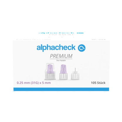 Białe pudełko z napisem „Alphacheck PREMIUM Pen-Nadeln, różne rozmiary“ i niebieskim logo. Zawiera 105 sztuk igieł do piór o wymiarach 0,25 mm (31G) x 5 mm do podawania insuliny. Na przedniej stronie są przedstawione trzy igły do piór, które zapewniają minimalny ból podczas użytkowania. Tekst „105 sztuk“ wskazuje ilość. Produkt jest od firmy Berger Med GmbH.