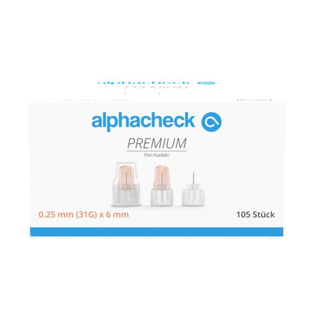 Białe pudełko z napisem „Alphacheck PREMIUM Pen-Nadeln, różne rozmiary“ z ilustracją trzech igieł do piór firmy Berger Med GmbH. Tekst podaje wymiary 0,25 mm (31G) x 6 mm i ilość 105 sztuk, zaprojektowane dla komfortu przy podawaniu insuliny.
