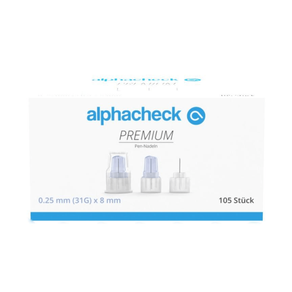 Obraz pokazuje pudełko Alphacheck PREMIUM Pen-Nadeln, różne rozmiary od Berger Med GmbH, które zostały opracowane dla minimalnego bólu przy podawaniu insuliny. Na opakowaniu jest wskazane, że igły mają rozmiar 0,25 mm (31G) x 8 mm, a pudełko zawiera 105 sztuk. Na pudełku są przedstawione trzy igły do piór.
