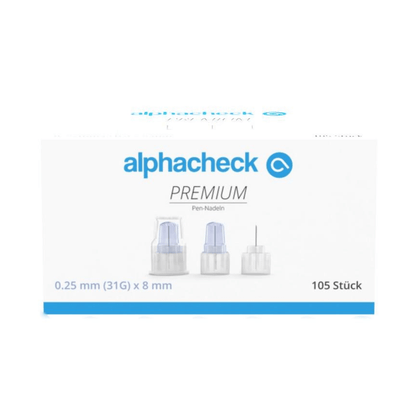 Obraz pokazuje pudełko Alphacheck PREMIUM Pen-Nadeln, różne rozmiary od Berger Med GmbH, które zostały opracowane dla minimalnego bólu przy podawaniu insuliny. Na opakowaniu jest wskazane, że igły mają rozmiar 0,25 mm (31G) x 8 mm, a pudełko zawiera 105 sztuk. Na pudełku są przedstawione trzy igły do piór.