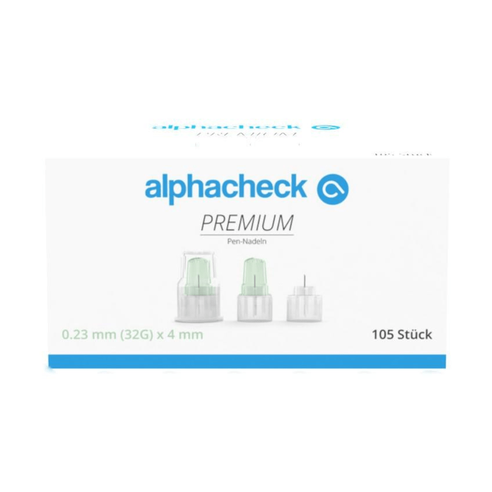 Białe pudełko z napisem „Alphacheck PREMIUM Pen-Nadeln, różne rozmiary“ w zielono-niebieskim designie, zaprojektowane dla minimalnego bólu przy podawaniu insuliny. Zawiera 105 sztuk o wymiarach 0,23 mm (32G) x 4 mm. Na przedniej stronie są przedstawione trzy igły do piór firmy Berger Med GmbH.