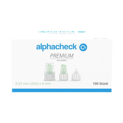 Białe pudełko z napisem „Alphacheck PREMIUM Pen-Nadeln, różne rozmiary“ w zielono-niebieskim designie, zaprojektowane dla minimalnego bólu przy podawaniu insuliny. Zawiera 105 sztuk o wymiarach 0,23 mm (32G) x 4 mm. Na przedniej stronie są przedstawione trzy igły do piór firmy Berger Med GmbH.