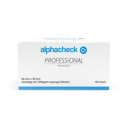 Biało-niebieskie pudełko Alphacheck Professional Alkoholowe chusteczki 3 x 6 cm | Opakowanie (100 sztuk) od Berger Med GmbH zawiera 100 sztuk, każda 60 mm x 30 mm, nasączona 70% alkoholem izopropylowym. Produkt jest oznakowany zarówno po niemiecku, jak i po angielsku, co czyni go idealnym do dezynfekcji skóry.