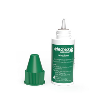 Obraz małej białej butelki z zieloną etykietą i zieloną zakrętką, oznaczonej jako „Alphacheck Professional Roztwór Kontrolny A+ B | Opakowanie (2 butelki).” Butelka jest otwarta, zakrętka leży obok. Tekst na zielonej etykiecie wydaje się być po niemiecku. Idealna do użycia z Twoim glukometrem od Berger Med GmbH.
