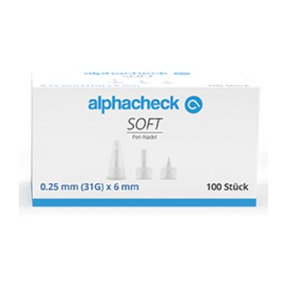 Białe pudełko z niebieskim i szarym tekstem oraz napisem „Alphacheck soft Pen-Nadeln, verschiedene Größen, 100 Stück/Packung” i „0,25 mm (31G) x 6 mm”. Na pudełku znajdują się obrazy igieł do penów w różnych rozmiarach do wstrzykiwania insuliny, a w prawym dolnym rogu jest napisane „100 Stück”. Wyświetlana nazwa marki to Berger Med GmbH.