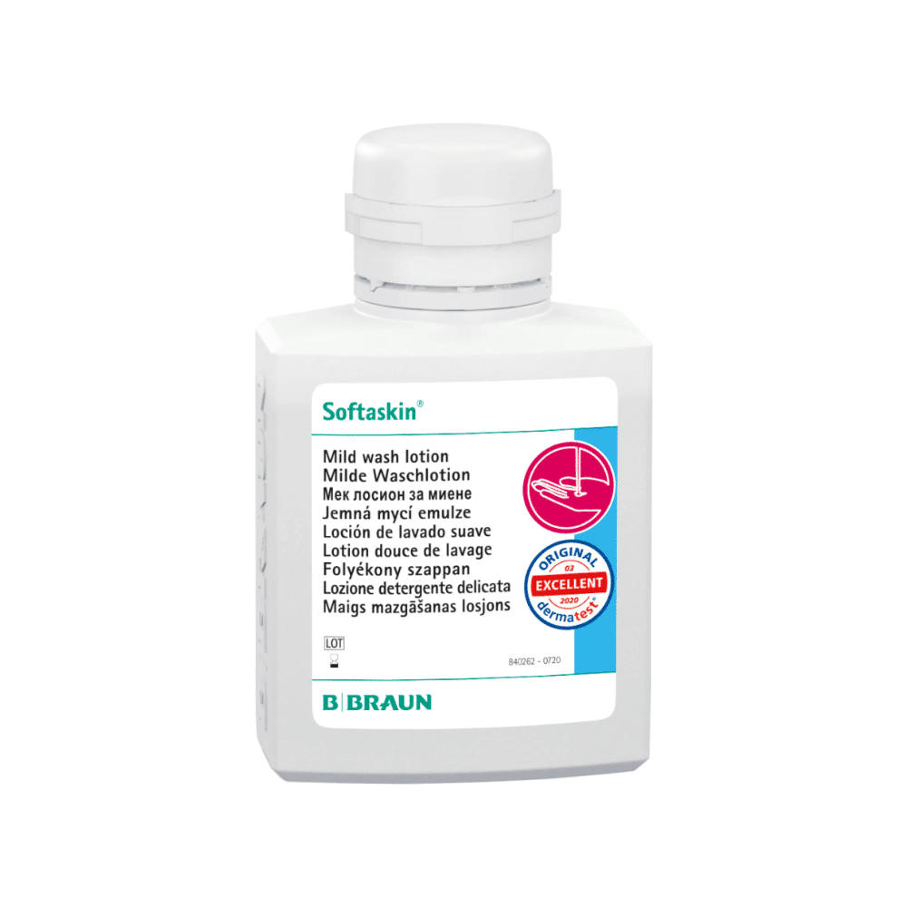 Na białej butelce widnieje napis „B. Braun Softaskin® Waschlotion“, a tekst w wielu językach opisuje płyn jako łagodny i przyjazny dla środowiska. Na butelce znajduje się wyeksponowana pieczęć jakości, a na spodzie nadrukowana jest nazwa „B. Braun Deutschland GmbH & Co. KG“, gwarantująca, że płyn jest wolny od mikroplastiku.