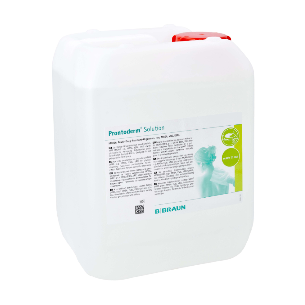 Przestronny biały pojemnik z uchwytem, w którym znajduje się „B.Braun Prontoderm® roztwór do dekontaminacji MRE skóry i błon śluzowych” od B. Braun Deutschland GmbH & Co. KG, zapewnia doskonałą tolerancję skórną. Etykieta zawiera mały tekst i zielone logo oraz obraz osoby. Specjalnie zaprojektowany do dekontaminacji MRE pojemnik jest bezpiecznie zamknięty czerwoną nakrętką.