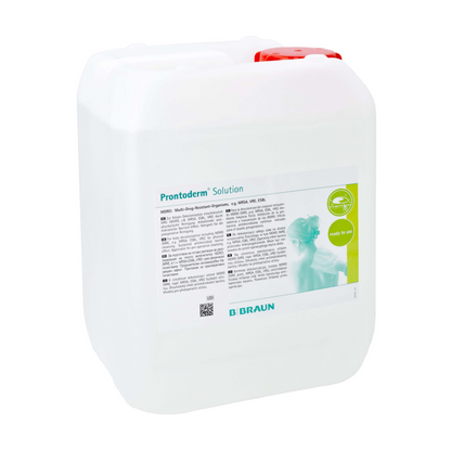 Przestronny biały pojemnik z uchwytem, w którym znajduje się „B.Braun Prontoderm® roztwór do dekontaminacji MRE skóry i błon śluzowych” od B. Braun Deutschland GmbH & Co. KG, zapewnia doskonałą tolerancję skórną. Etykieta zawiera mały tekst i zielone logo oraz obraz osoby. Specjalnie zaprojektowany do dekontaminacji MRE pojemnik jest bezpiecznie zamknięty czerwoną nakrętką.