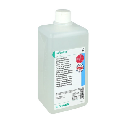 Prostokątna, przyjazna dla środowiska biała butelka B. Braun Softaskin® Waschlotion firmy B. Braun Deutschland GmbH & Co. KG ma na etykiecie z przodu tekst w kilku językach i jest wyposażona w zakrętkę. Zawiera 1000 ml łagodnego płynu do mycia, podkreślając swoje zaangażowanie w produkty wolne od mikroplastiku dla świadomego wyboru ekologicznego.