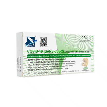 Głęboko niebieski zestaw do szybkiego testu antygenowego COVID-19 LAIENTEST 1 firmy Altruan jest przedstawiony na białym tle. Opakowanie jest białe i zielone, z wielojęzycznym tekstem i ilustracją ludzkiej głowy.