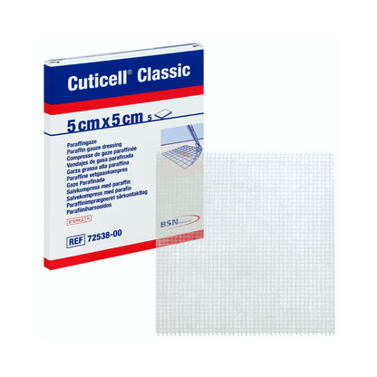 Obraz przedstawia prostokątne pudełko z napisem „BSN Cuticell® Classic sterylna kompresja maściowa z parafiną” firmy BSN Medical GmbH, o wymiarach 5 cm x 5 cm i ilości opakowania 5 sztuk. Tekst zawiera termin „gazik parafinowy” w kilku językach, co wskazuje, że jest nasączony miękką parafiną. Przed pudełkiem znajduje się kwadratowy kawałek białej gazy, idealny do sączenia ran.