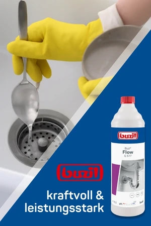 Eine Person trägt gelbe Gummihandschuhe und entfernt mit einem Löffel etwas aus einem Abfluss. Rechts im Bild ist eine Flasche Buzil Flow C 577 zu sehen, die für die Reinigung von Abflüssen geeignet ist. Der Text auf dem Bild lautet: 'Buzil - kraftvoll & leistungsstark'.