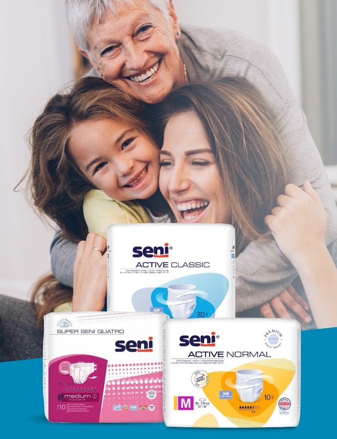 Inkontinenzprodukte von Seni mit fröhlicher Familie aus drei Generationen im Hintergrund.