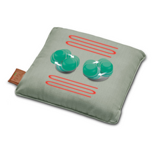 Szare, kwadratowe Beurer poduszka masująca MG 139 od Beurer GmbH pokazuje obraz czterech turkusowych kształtów koła z białymi strzałkami, które wskazują rotację. Powyżej i poniżej kół widać trzy zestawy równoległych czerwonych linii. Na jednej krawędzi znajduje się mała brązowa etykieta z tekstem.