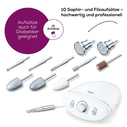 Białe elektroniczne urządzenie z napisem „Beurer stacja do manicure/pedicure MP 100 | opakowanie (1 sztuka)” od Beurer GmbH, wokół którego rozmieszczone są różne wymienne końcówki z szafiru i filcu. Niemiecki tekst podkreśla 10 wysokiej jakości końcówek odpowiednich dla diabetyków i wskazuje, że ta stacja do manicure i pedicure jest zaprojektowana do profesjonalnego użytku.