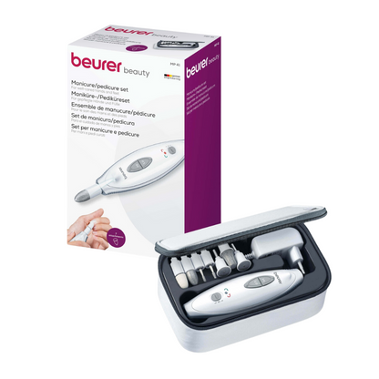 Zestaw do manicure/pedicure Beurer MP 41 firmy Beurer GmbH jest pokazany z torbą do przenoszenia. Otwarta torba ukazuje różne narzędzia, w tym frezarkę do paznokci i nasadki. Obok znajduje się opakowanie produktu z ilustracją zestawu i nazwą marki „Beurer”. Zintegrowane światło LED zwiększa precyzję podczas użytkowania.